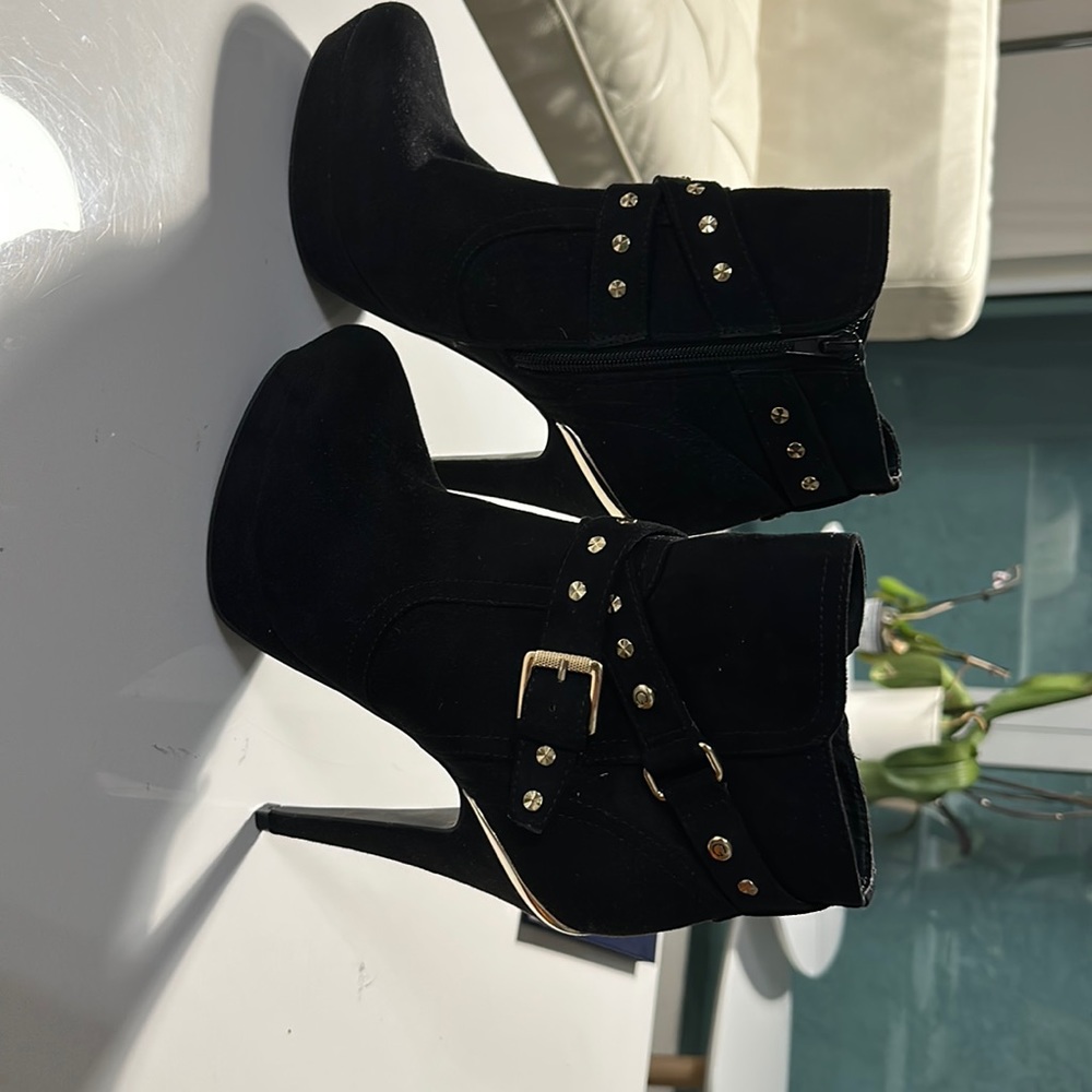 7 1/2 black boots from GUESS
